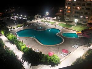ErdemliWatercastle Suites的享有游泳池的夜间景致