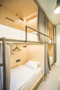 CAPSULE HOTEL & HOSTEL客房内的一张或多张双层床