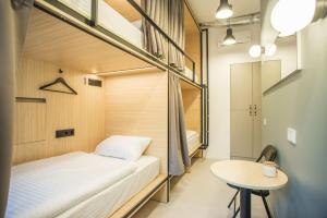 CAPSULE HOTEL & HOSTEL客房内的一张或多张床位