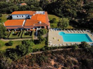 默塔玛丽亚白色沙滩公寓酒店的享有带游泳池的房屋的空中景致