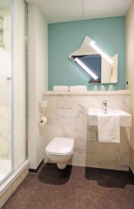 阿姆斯特尔芬南阿姆斯特丹市宜必思经济型酒店的浴室配有卫生间、盥洗盆和淋浴。