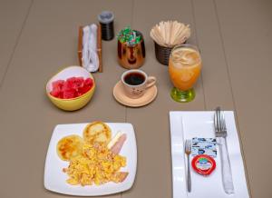 里奥阿查HOTEL LA VIEJA SARA RIOHACHA的一张桌子,上面放着一盘早餐食品和饮料
