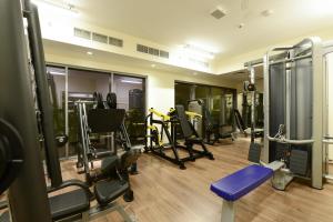 阿布扎比Saray Deluxe Hotel Apartments的一间健身房,里面配有跑步机和机器
