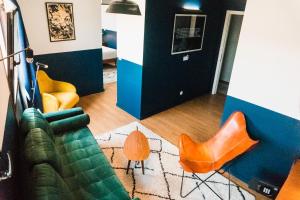 里斯本Selina Secret Garden Lisbon的带沙发和橙色椅子的客厅