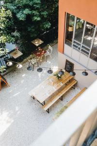 雷恩Les Chouettes Hostel的享有带长凳和桌子的天井的顶部景致