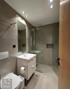 科斯镇10 ApArt Boutique Apartments的浴室配有卫生间、盥洗盆和淋浴。