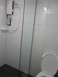 马六甲Ola Hostel的一间带卫生间和淋浴间的浴室