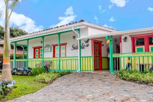 萨兰托Hotel Mirador de Boquia Salento的色彩缤纷的房屋,拥有红色和绿色的色调