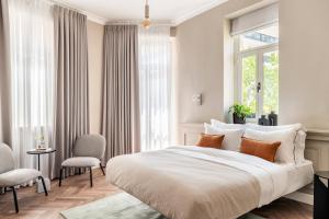 耶路撒冷Hotel Noel Jerusalem的一间卧室设有一张大床和一个窗户。