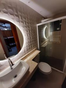 卡波布里奥Hostel Maré Mansa的一间带水槽、卫生间和镜子的浴室