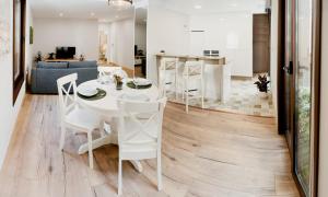 奥伦塞Casa Miño的厨房以及带白色桌椅的起居室。