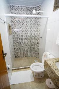 伊塔佩米林河畔卡舒埃鲁Hotel Diamantte的带淋浴、卫生间和盥洗盆的浴室