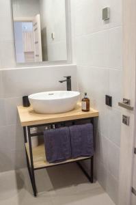 尤日内Kokos Avenue Loft Apartments的浴室设有白色水槽和镜子