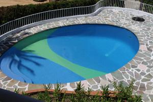 阿卡普尔科Hermosa Residencia Costa Azul Acapulco的一座绿色和蓝色的大型游泳池