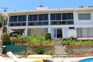阿卡普尔科Hermosa Residencia Costa Azul Acapulco的一座建筑前面设有游泳池