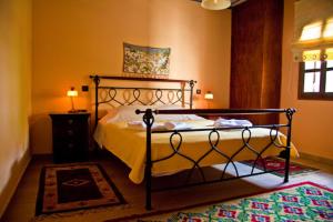 卡拉利特斯Αρχοντικό Βογιάρου的一间卧室配有一张床、一张桌子和一个窗户。