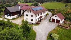 ArbesbachLandhof Böhm的享有大型白色房屋的顶部景致,设有太阳能屋顶。