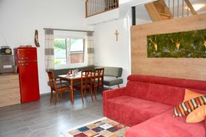 ArbesbachLandhof Böhm的客厅配有红色的沙发和桌子