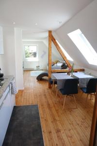 加格瑙Ferienwohnung Habitat的厨房以及带桌椅的用餐室。