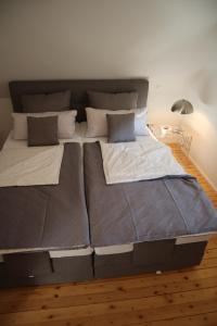 加格瑙Ferienwohnung Habitat的配有一张大床的房间的两张床