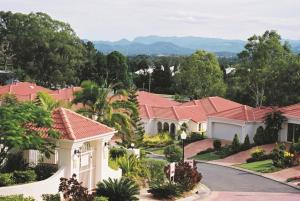 黄金海岸皇家森林度假村的享有红色屋顶房屋的正面景色