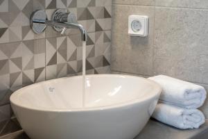 佩里萨Petra Aqua Villa的一间带水槽和水龙头的浴室