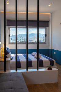 沃洛斯Central Marine Flat的带2扇窗户的客房内的2张床
