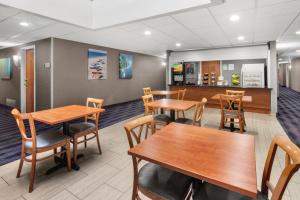 圣布鲁诺灵气SFO机场酒店的用餐室配有木桌和椅子