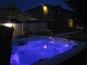 布兰丁Cedar Canyon Condos的晚上在院子里设有一个按摩浴缸