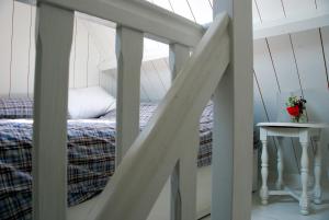 布鲁克因瓦特兰水地的床位酒店的一间卧室设有一张床,楼梯设有桌子