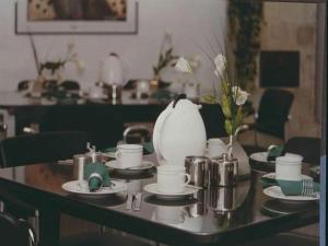 霍夫氛围酒店的一张桌子,上面放着盘子和茶具