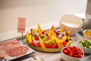 法里拉基Ladiko Suites - Faliraki的桌子上放着水果和蔬菜托盘