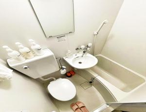 东京☆Cozy Japanese style room☆的一间带卫生间和水槽的小浴室