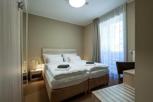 切拉德纳Horský hotel Lorkova vila的一间卧室设有一张大床和一个窗户。