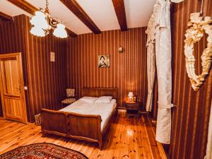 KurskoPałac Kursko的一间卧室配有一张床,铺有木地板