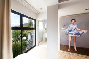 斯泰伦博斯Collection Luxury Apartments - Concord 11的墙上一幅女装画