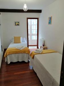 圣地亚哥－德孔波斯特拉SE@SE a 100m.Catedral.的一间卧室设有两张床和窗户。