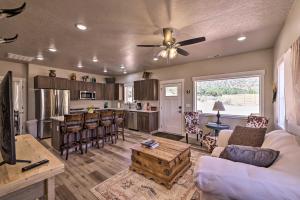 卡纳布Quiet Kanab Home with Panoramic Views and Porch!的带沙发的客厅和厨房