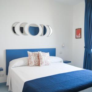 弗洛里Lena Magda B&B的一间卧室配有蓝色和白色的床