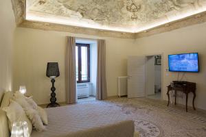 拉奎拉B&B Costa Masciarelli的大房间设有一张带天花板的床
