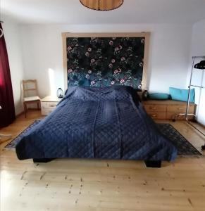 昆德尔Ferienwohnung "Josefine und Ihr Kavalier"的一间卧室配有一张带蓝色床罩的床