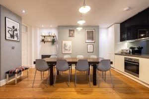伦敦Sherlocks的厨房以及带桌椅的用餐室。