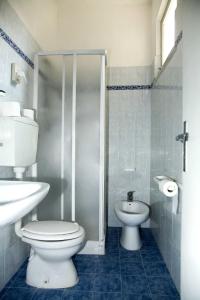 里米尼天堂酒店的浴室配有卫生间、盥洗盆和淋浴。