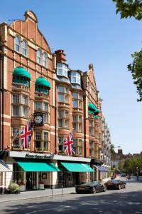 伦敦斯隆广场酒店的一座大建筑,前面有英国国旗