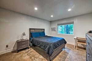 盐湖城Cozy Salt Lake City Townhouse - Close to Downtown!的一间卧室配有一张床、一张书桌和一个窗户。