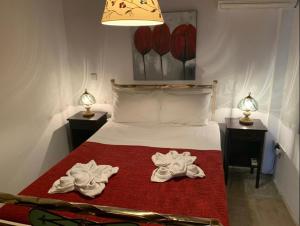 Episkopi PafouANOI 1-bedroom country House的一间卧室配有一张床,上面有两条毛巾