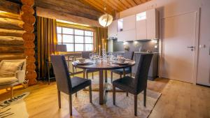 萨利色尔卡Kuukkeli Log Houses Teerenpesä - Superior Suite A49的厨房以及带桌椅的用餐室。