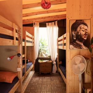 Los Amigos NEST hostel客房内的一张或多张双层床