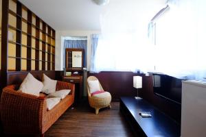 垦丁大街垦丁海逸渡假旅店的客厅配有沙发和桌子
