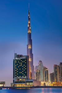 迪拜Pullman Dubai Downtown的享有城市和最高建筑的景致